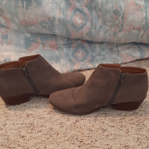 Women's Ankle boots - Picture 2 of 3